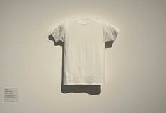 Ένα λευκό t-shirt των 5 δολαρίων εκτίθεται στο MoMA: «Κανείς δε μιλά για τους εργάτες που το έφτιαξαν»