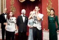 Ακτιβιστές πέταξαν τούρτα στο ομοίωμα του βασιλιά Καρόλου στο μουσείο Μαντάμ Τισό