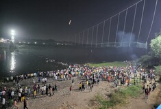 Σκηνές χάους στην Ινδία: Κατέρρευσε κρεμαστή γέφυρα, εκατοντάδες άτομα έπεσαν σε ποτάμι
