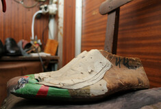 Μια έκθεση για τη διαδρομή του ξεριζωμού σε ένα παλιό τσαγκαράδικο στον Βόλο