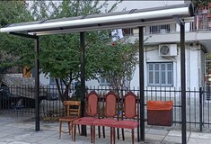 Θεσσαλονίκη: Έβαλαν καρέκλες τραπεζαρίας σε στάση του ΟΑΣΘ επειδή δεν είχε παγκάκι