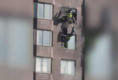Η στιγμή που πυροσβέστες σώζουν γυναίκα, από φλεγόμενο διαμέρισμα του 20ου ορόφου- Κρεμόταν από το παράθυρο