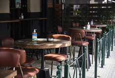 Η καφετέρια στη Νέα Σμύρνη που έδιωξε τους ηλικιωμένους, θέλει να οργανώσει πάρτι μόνο για την τρίτη ηλικία