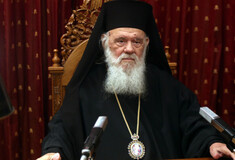 Ο Αρχιεπίσκοπος Ιερώνυμος καθιστός