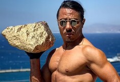 Salt Bae: Απαντά με μια «χρυσή» μπριζόλα στην κριτική για τον λογαριασμό των 161.000 ευρώ