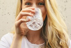 Νέα δεδομένα για το πόσο νερό πρέπει να πίνουμε-Από τι εξαρτάται για κάθε άνθρωπο