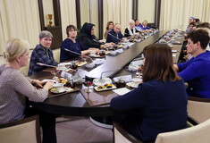 Νέα προπαγάνδα Πούτιν: «Ψεύτικες μητέρες μαχητών» σε στημένη συνάντηση- Ήταν ηθοποιοί και βουλευτές