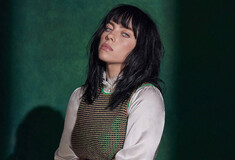 Η Billie Eilish σε πράσινο φόντο