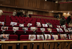 Δίκη για το Μάτι: Φωτογραφίες των θυμάτων τοποθέτησαν οι συγγενείς τους στα έδρανα