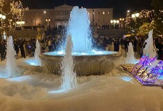 Πλατεία Συντάγματος: Η στιγμή που το σιντριβάνι βγάζει αφρούς