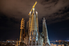 Βαρκελώνη: Φωταγωγήθηκαν οι δύο νέοι πύργοι της Σαγράδα Φαμίλια