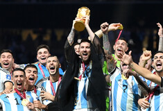 Μουντιάλ 2022: Το «σήκωσε» ο Μέσι - Εικόνες από την απονομή του τροπαίου στην Αργεντινή