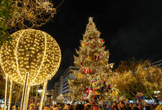 10 φωτογραφίες από την χριστουγεννιάτικη Αθήνα -Το 21 μέτρων δέντρων, αστέρια και λάμψη σε γειτονιές της πόλης