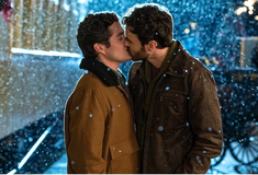 10 LGBTQ+ χριστουγεννιάτικες ταινίες για να μπείτε στο πνεύμα των γιορτών