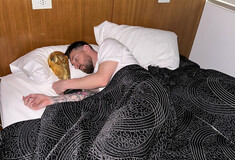 Ο Λιονέλ Μέσι κοιμάται με το τρόπαιο του Μουντιάλ