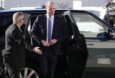 Ο πρίγκιπας Γουίλιαμ βγαίνει από αυτοκίνητο