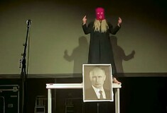 Νέο τραγούδι από τις Pussy Riot με επίθεση κατά του Πούτιν – «Μαμά, είμαι αιχμάλωτος, μη βλέπεις τηλεόραση»