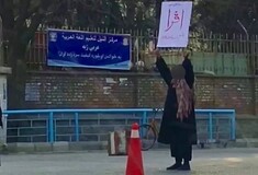 Αφγανιστάν: 18χρονη διαδηλώνει μόνη της κατά της απαγόρευσης των Ταλιμπαν για την εκπαίδευση των γυναικών- Έγραψε μία μόνο λέξη
