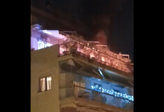Θεσσαλονίκη: Άναψαν πυροτεχνήματα στο μπαλκόνι και πήρε φωτιά η τέντα