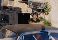 Σε έναν παλιό στάβλο στο Κορωπί, γεμάτο με κλασικές μοτοσυκλέτες και αυτοκίνητα που σώθηκαν