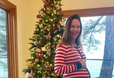 Η Χίλαρι Σουάνκ ήταν έγκυος στο «Alaska Daily»- Το κόλπο για να κρύβει την κοιλιά της