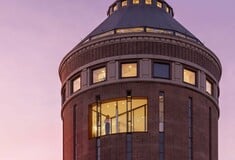 Ένας εγκαταλελειμμένος πύργος νερού μεταμορφώνεται σε πολυτελή διαμερίσματα