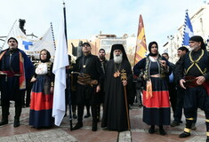 Κηδεία τέως βασιλιά Κωνσταντίνου: Σημαίες με στέμματα, βασιλικά οικόσημα και παραδοσιακές στολές 