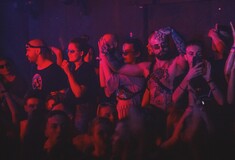 Στο Closer Club του Κιέβου, οι Ουκρανοί προσπαθούν να διεκδικήσουν λίγη κανονικότητα