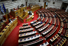 Βουλή: Τι προβλέπει η νομοθετική ρύθμιση για το «μπλόκο» στο κόμμα Κασιδιάρη