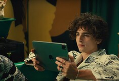 O Timothée Chalamet πρωταγωνιστεί στην νέα, αστεία καμπάνα της Apple TV+ 