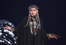 Μαντόνα: Αναβάλλεται επ' αόριστο η βιογραφική της ταινία- Με πρωταγωνίστρια την Τζούλια Γκάρνερ