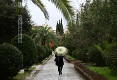 Γυναίκα με ομπρέλα στο Πεδίον του Άρεως