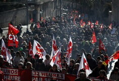 Σε απεργιακό κλοιό η Γαλλία: Χιλιάδες πολίτες στους δρόμους ενάντια στο συνταξιοδοτικό