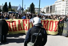 Στιγμιότυπο από τη συγκέντρωση των ηθοποιών στην πλατεία Συντάγματος. Φωτ: Eurokinissi