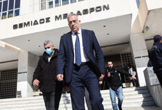 Αγωγή 200.000 ευρώ από τον γιο του Τάκη Θεοδωρικάκου κατά του απόστρατου αστυνομικού