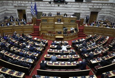 Η ώρα της κρίσης στη Βουλή για την τροπολογία που μπλοκάρει την είσοδο του κόμματος Κασιδιάρη 