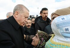 Ο Τούρκος Πρόεδρος επισκέπτεται σεισμόπληκτες περιοχές.