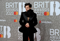Brit Awards: Εντυπωσίασε ο Χάρι Στάιλς με βελούδινο κοστούμι και κορσάζ-γίγας -Η εκκεντρική εμφάνιση του Σαν Σμιθ