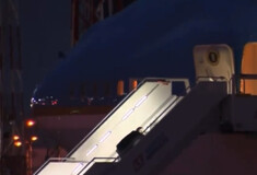 Νέα τούμπα του Τζο Μπάιντεν στις σκάλες του Air Force One - Πρόκειται για την τρίτη φορά που σκοντάφτει προσπαθώντας να επιβιβαστεί