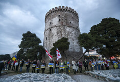Θεσσαλονίκη: Ανθρώπινη αλυσίδα στο Λευκό Πύργο για τον πόλεμο στην Ουκρανία (ΦΩΤΟ)