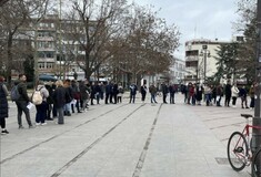 Σύγκρουση τρένων στα Τέμπη: Ουρές πολιτών στη Λάρισα για να δώσουν αίμα