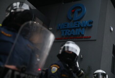 Δυστύχημα στα Τέμπη: Συγκέντρωση του ΠΑΜΕ στα γραφεία της Hellenic Train- «Οι νεκροί μας, τα κέρδη του»