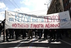 Τέμπη: Σε εξέλιξη η διαμαρτυρία μαθητών και φοιτητών στα Προπύλαια – Κλειστή η Πανεπιστημίου