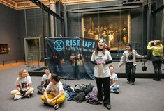Ολλανδία: Ακτιβιστές για το κλίμα διαμαρτυρήθηκαν σε μουσείο δίπλα από πίνακα του Ρέμπραντ