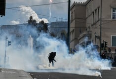 Σύνταγμα: Ένταση στο συλλαλητήριο για τα Τέμπη- Μολότοφ και ρίψη χημικών