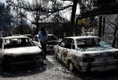 Καμένα αυτοκίνητα από τη φωτιά στο Μάτι.