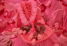 Δονητές, ταμπόν και ψεύτικα νύχια: Mέσα στο ροζ υπνοδωμάτιο της Portia Munson