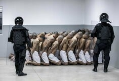 Ελ Σαλβαδόρ: Άλλοι 2.000 κρατούμενοι στη «μεγαλύτερη φυλακή της Αμερικής»- Αλυσοδεμένοι, μόνο με εσώρουχα