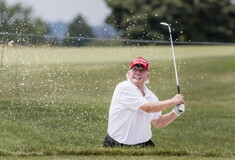 Ο Τραμπ δεν δήλωσε δώρα αξίας $250.000: Μπαστούνια του γκολφ, ένα ακριβό στιλέτο και πίνακας φυσικού μεγέθους