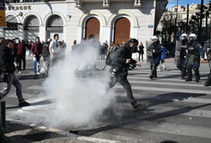 Καταγγελία ΕΣΗΕΑ: Χειροβομβίδα κρότου λάμψης προκάλεσε απώλεια ακοής 55% σε δημοσιογράφο- Σε διαδήλωση για τα Τέμπη